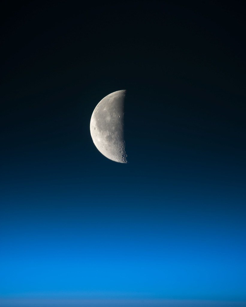 Heavenly Half Moon (Archive: NASA, International Space Station)